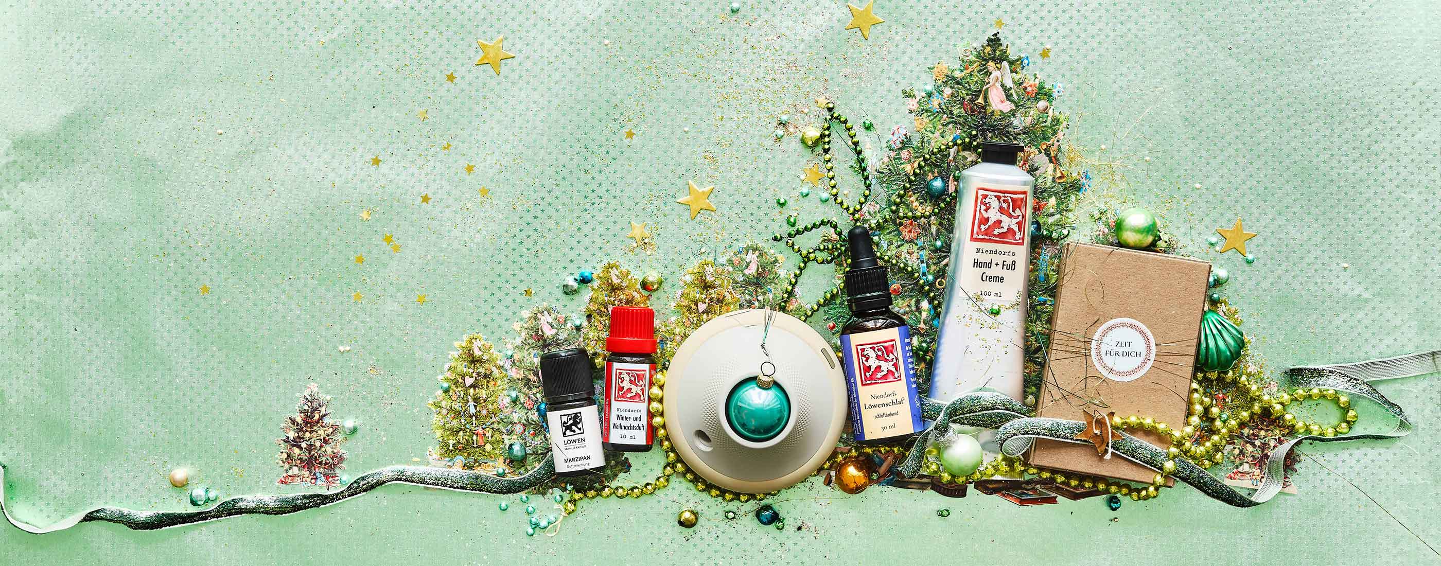 Fünf liebevoll verpackte Geschenke mit weißen Anhängern und rot-weißem Garn auf hellem Untergrund.