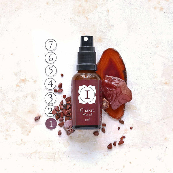 Chakra-Spray 1 – Wurzel von Löwen-Manufactur – 50 ml natürliches Raumspray mit ätherischen Ölen aus Mandarine, Rosmarin, Zypresse, Ingwer, Nelkenknospe, Patchouli, Atlaszeder und Vetiver zur energetischen Unterstützung des Wurzelchakras; im Braunglasfläschchen mit Sprühaufsatz