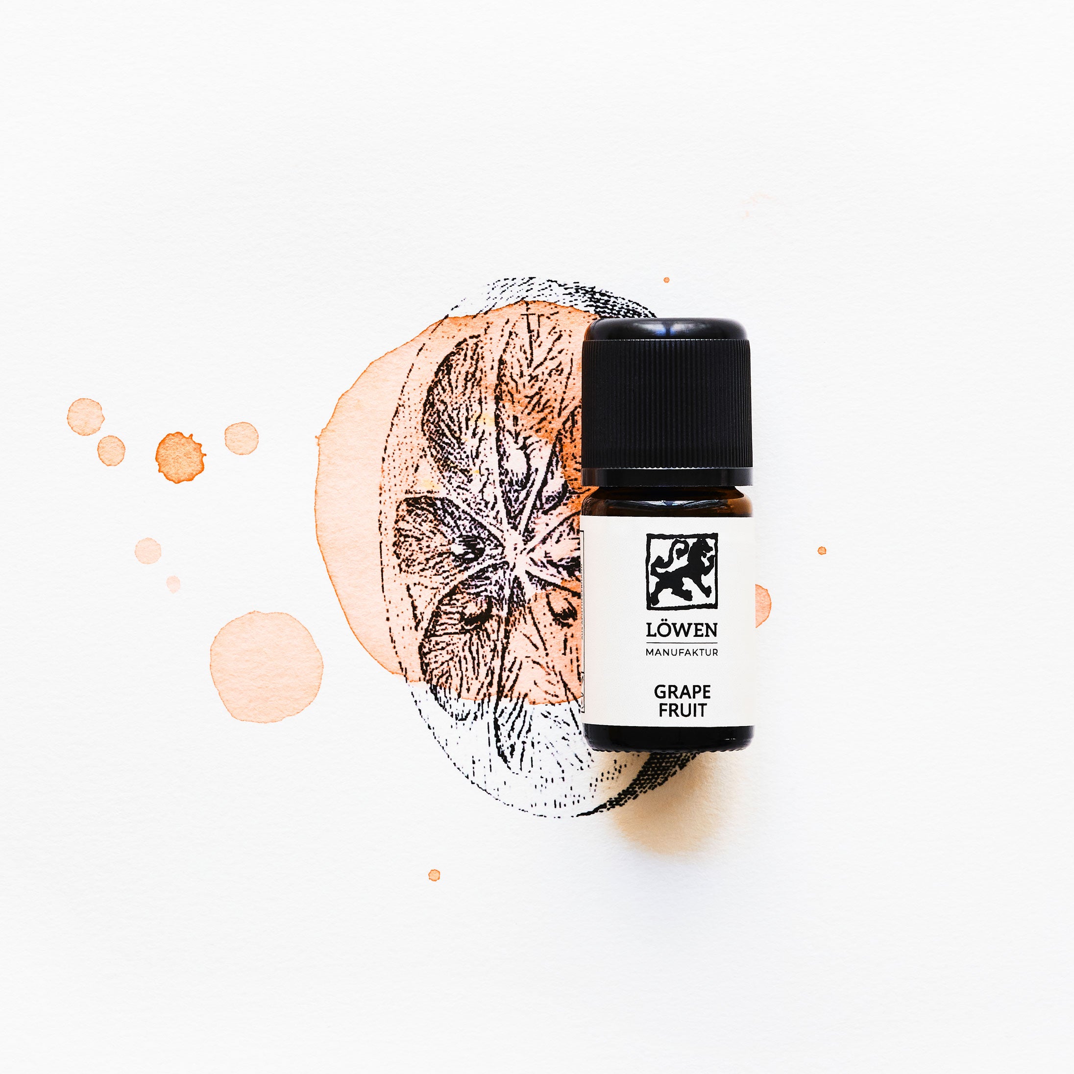 Ätherisches Grapefruitöl von Löwen-Manufaktur in Braunglasflasche mit schwarzem Deckel, platziert vor einer Illustration mit orangefarbenen Aquarellklecksen und gezeichneter Grapefruitscheibe.