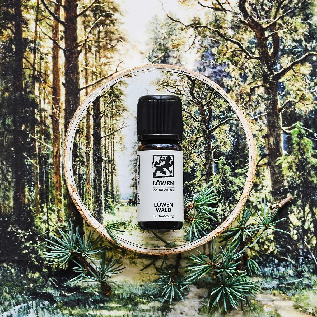 Duftmischung „Löwen Wald“ von Löwen-Manufaktur in Braunglasflasche mit schwarzem Deckel, inszeniert auf einer Waldboden-Illustration mit Nadelzweigen und Baumstamm-Rahmen im Vordergrund.