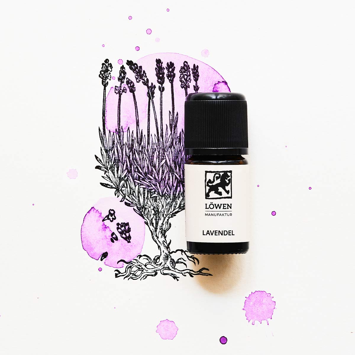Ätherisches Lavendelöl von Löwen-Manufaktur in Braunglasflasche mit schwarzem Deckel, vor einer Illustration mit violetten Aquarellklecksen und gezeichneter Lavendelpflanze.