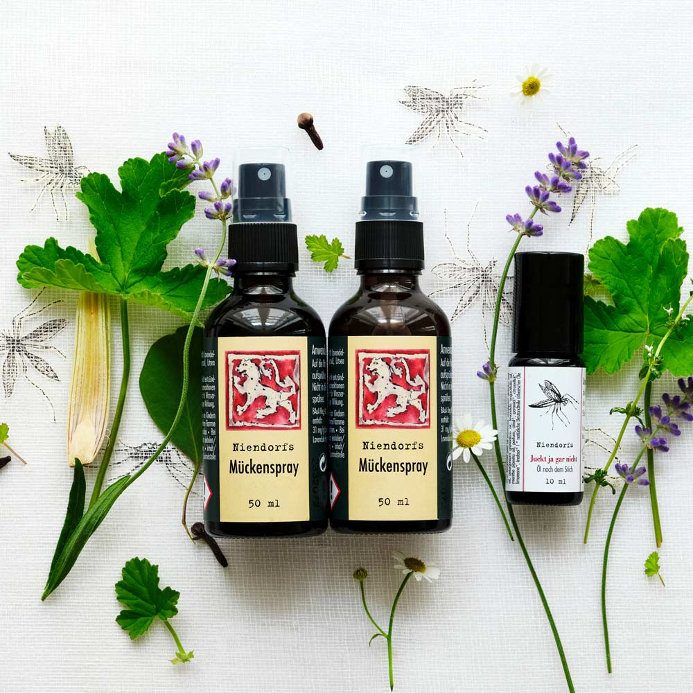 Vorteils-Set Mückenschutz von Löwen-Manufactur – enthält 2× Niendorfs Mückenspray (je 50 ml) mit ätherischen Ölen aus sowie 1× gratis Roll-on ‚Juckt ja gar nicht‘ (10 ml) mit Pfefferminze, Lavendel, Manuka, Eukalyptus, Bergamotte, Rosengeranie, blauer Kamille und Thymian zur Linderung von Juckreiz nach Insektenstichen; alle Produkte im Braunglasfläschchen mit Sprühaufsatz bzw. Kugelapplikator