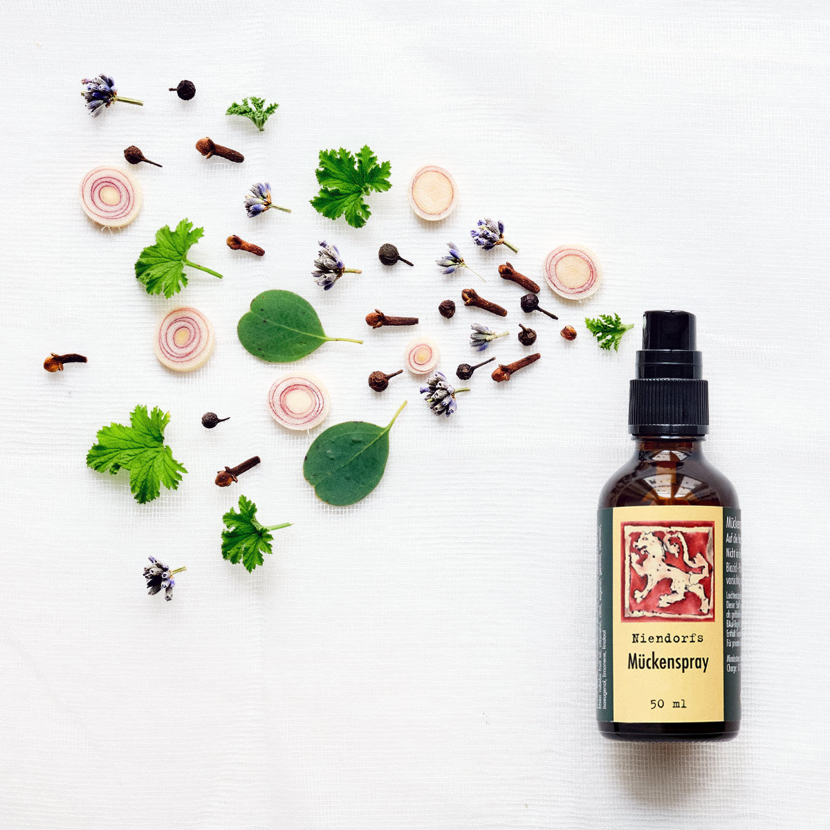 Niendorfs Mückenspray – 50 ml natürliches Insektenschutzspray mit ätherischen Ölen aus Lavandin grosso, Lemongras, Rosengeranie, Nelke, Zeder, Vetiver, Litsea cubeba und Eukalyptus globulus zur Abwehr von Mücken, Bremsen, Wespen und Ameisen; geeignet für Haut, Kleidung und Raumluft; im Braunglasfläschchen mit Sprühaufsatz