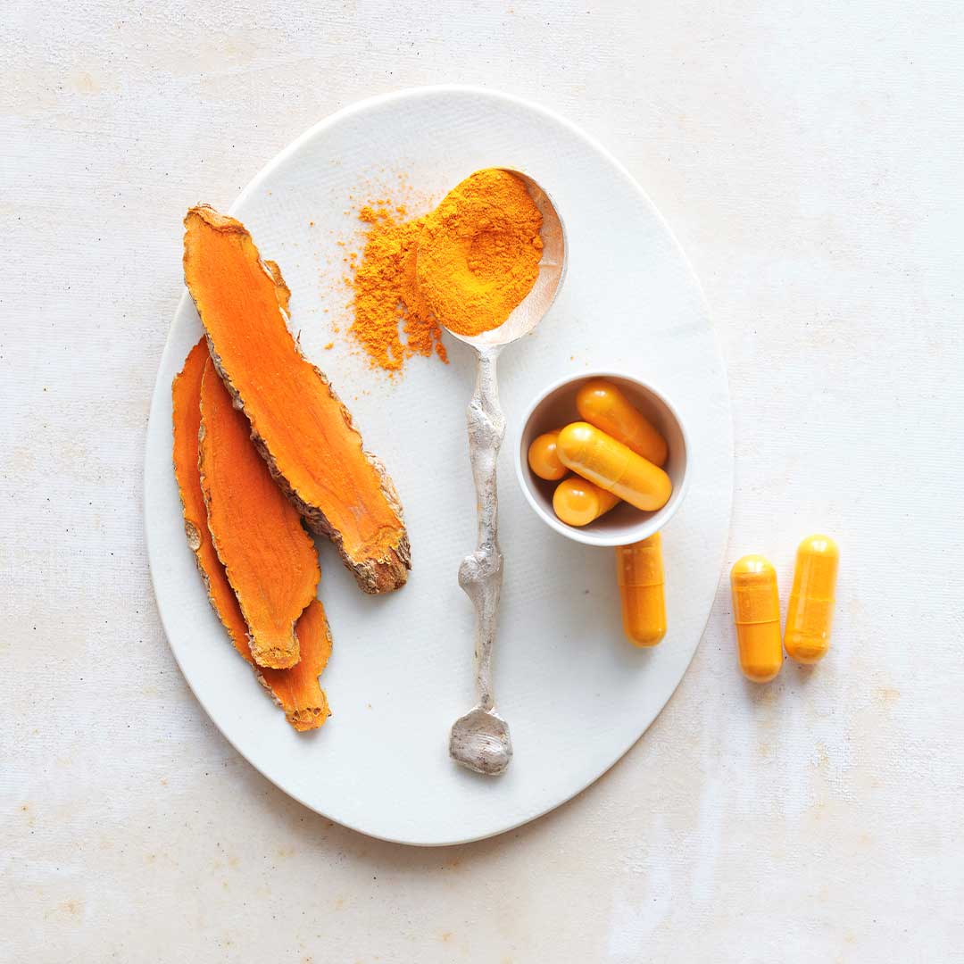 Fundamentum Curcuma mit Pfeffer Kapseln – 60 Stück zur Unterstützung bei Entzündungen und zur Förderung der Verdauung; enthalten 400 mg Kurkuma-Extrakt mit 380 mg Curcuminoiden (darunter 287 mg Curcumin) und 4 mg schwarzer Pfeffer-Extrakt (3,9 mg Piperin) pro Kapsel; vegan, frei von Laktose, Gluten, Farbstoffen und Gelatine; im Braunglasfläschchen mit Schraubverschluss