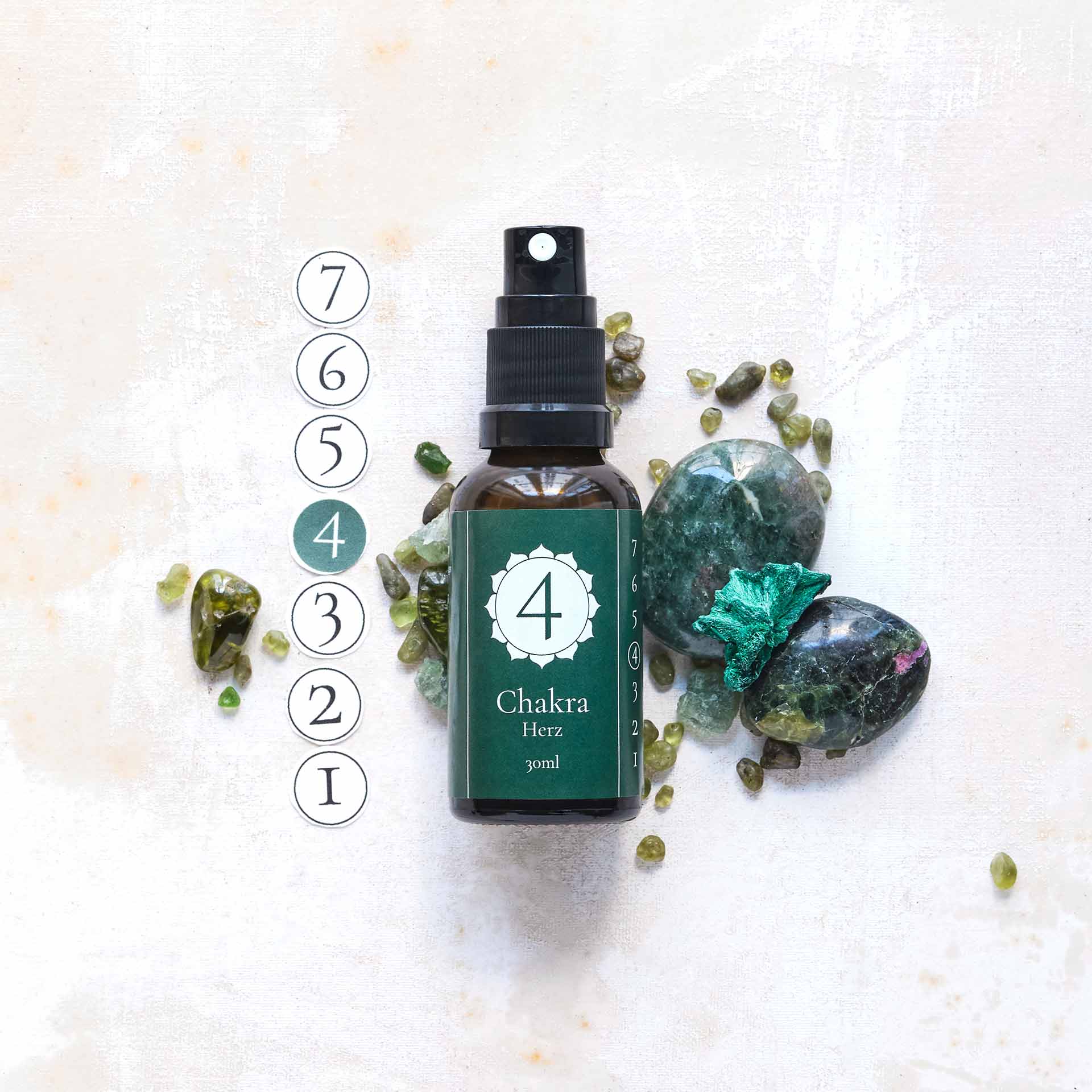 Chakra-Spray 4 – Herz von Löwen-Manufactur – 50 ml natürliches Raumspray mit ätherischen Ölen aus Rose, Kardamom, Bergamotte, Jasmin Sambac, Melisse, Petitgrain Bigarade und Palmarosa zur energetischen Unterstützung des Herzchakras; im Braunglasfläschchen mit Sprühaufsatz