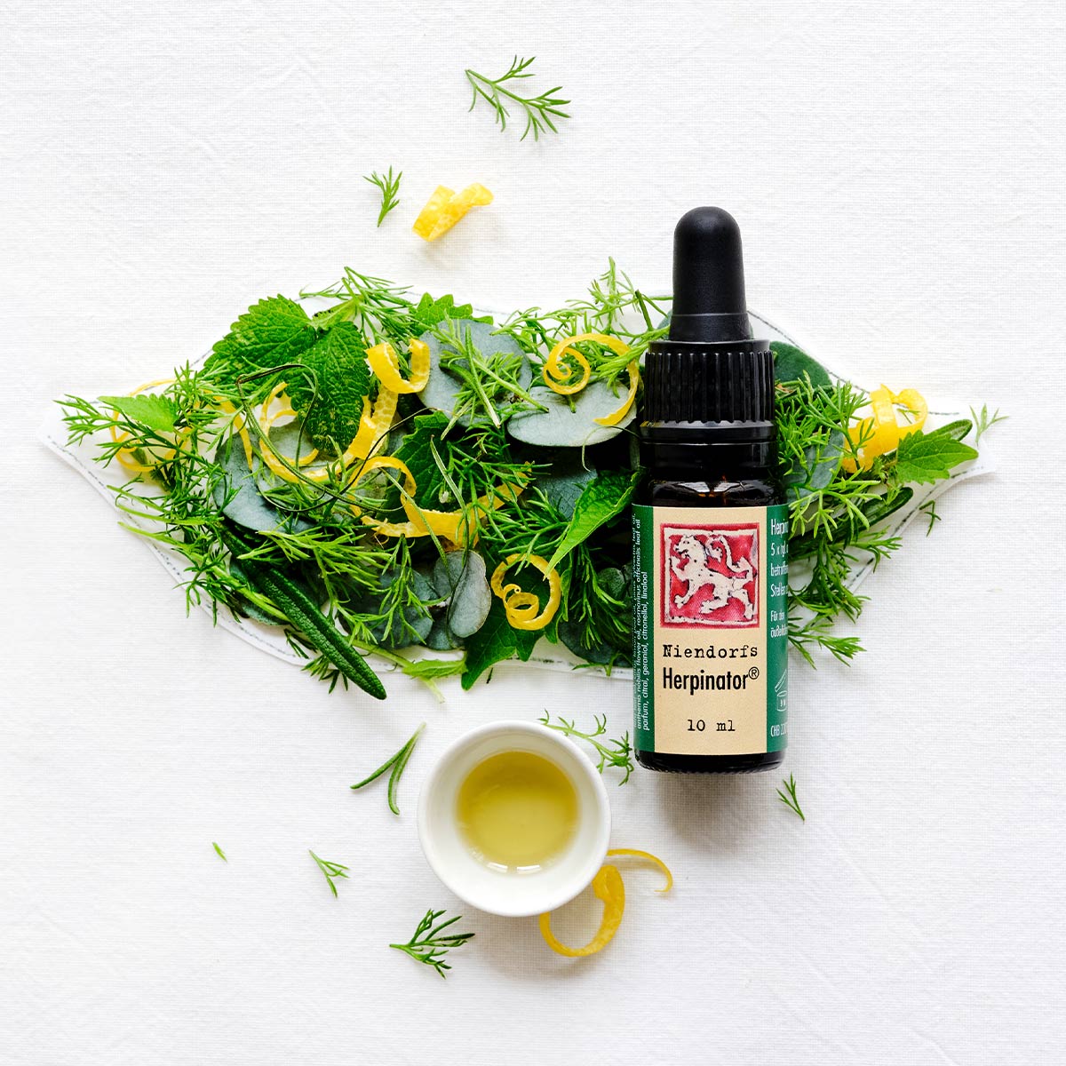 Niendorfs Herpinator® – 10 ml pflanzliches Pflegeöl mit Melisse, Teebaum, Ravintsara, Eukalyptus, Kiefernnadel, Niaouli, Rosmarin, Zitrone, Calendula, Kamille römisch und Aloe Vera zur Linderung von Lippenherpes, im Braunglasfläschchen mit Pipette