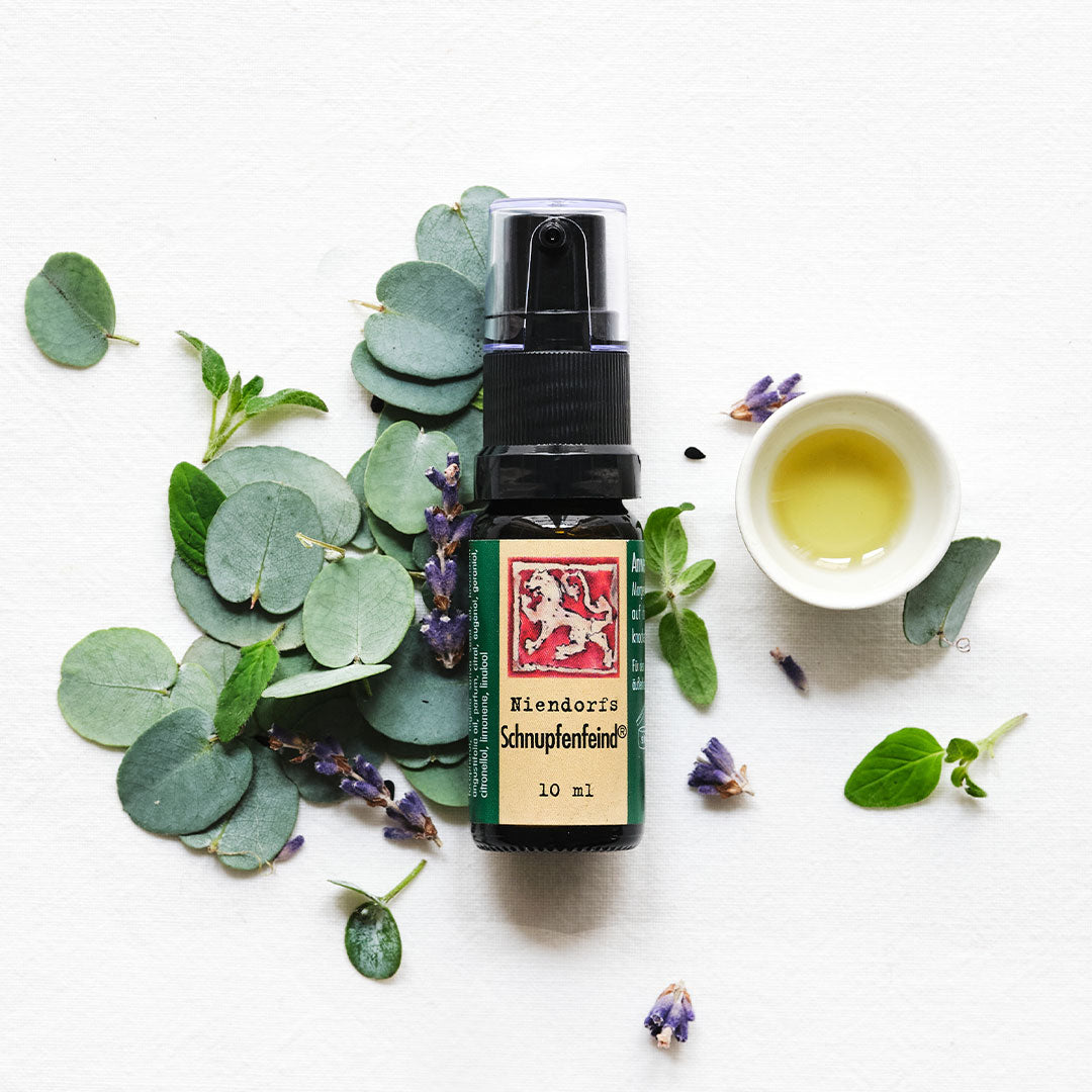 Niendorfs Schnupfenfeind® – 10 ml ätherische Öl-Mischung mit Eukalyptus, Lavendel, Lemongras, Majoran, Angelikawurzel und römischer Kamille zur Erleichterung der Nasenatmung bei Schnupfen, im Braunglasfläschchen mit praktischer Dosierpumpe