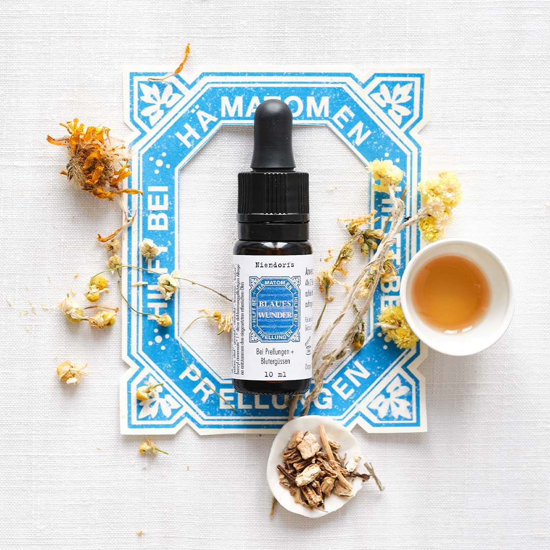 Niendorfs Blaues Wunder – 10 ml ätherische Öl-Mischung mit Immortelle, Arnika, Fenchel, Galbanum, blauer und römischer Kamille, Rosengeranie und Ysop in Arnika-, Calendula- und Johanniskrautöl zur Unterstützung bei blauen Flecken, im Braunglasfläschchen mit Pipette