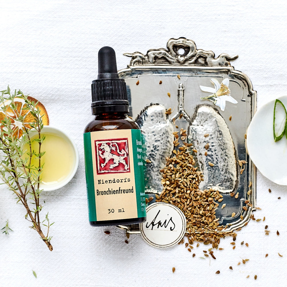 Niendorfs Bronchienfreund – 30 ml pflanzliches Pflegeöl mit ätherischen Ölen aus Anis, Bergamotte, Myrte, Thymian, Salbei, Zeder, Orange, Rose und Benzoe zur Linderung von Hustenreiz und zur Unterstützung des Abhustens, im Braunglasfläschchen mit Pipette