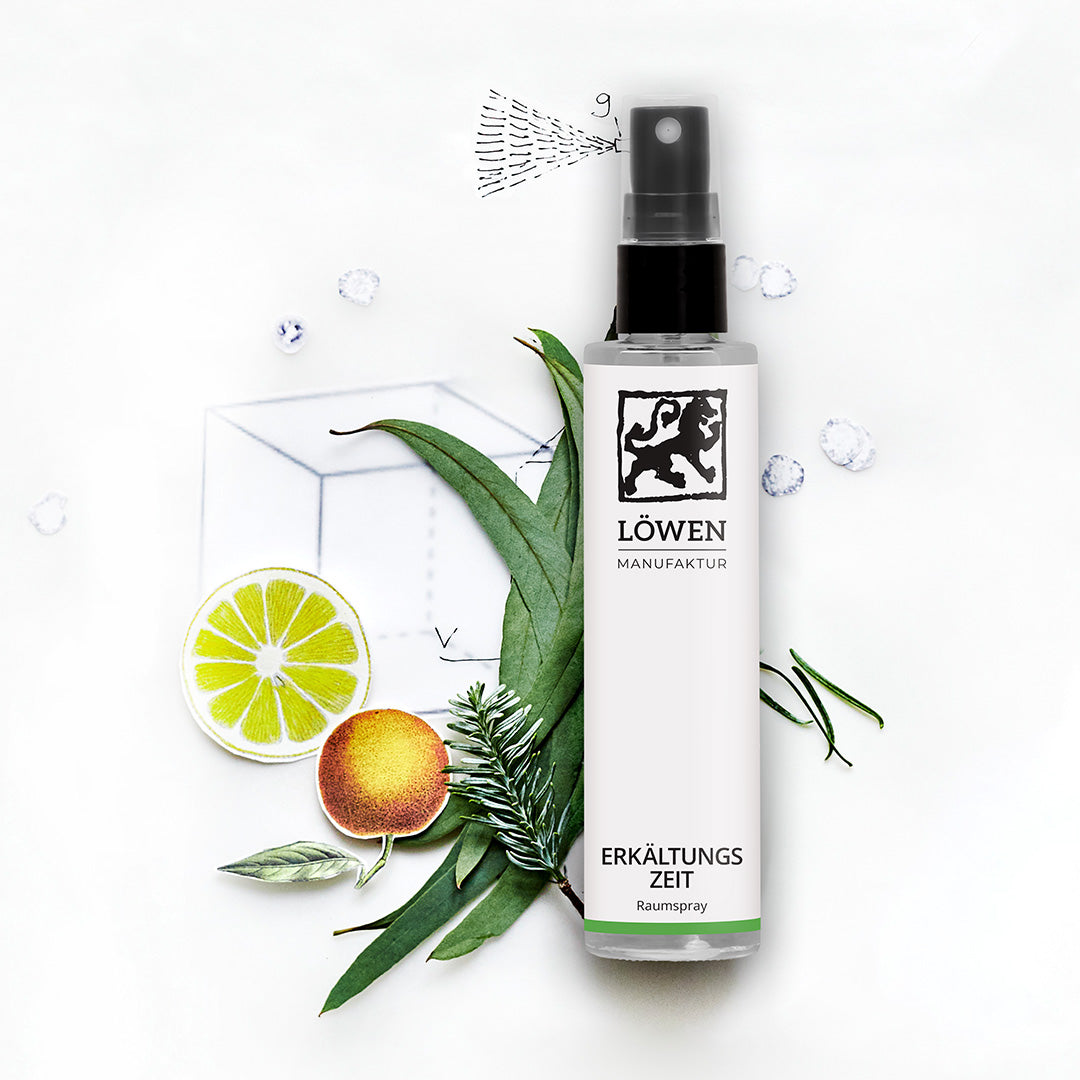Erkältungszeit Raumspray, arrangiert mit Zitrusfrüchten, Eukalyptus und Tannenzweigen als stimmungsvolle Produktpräsentation.