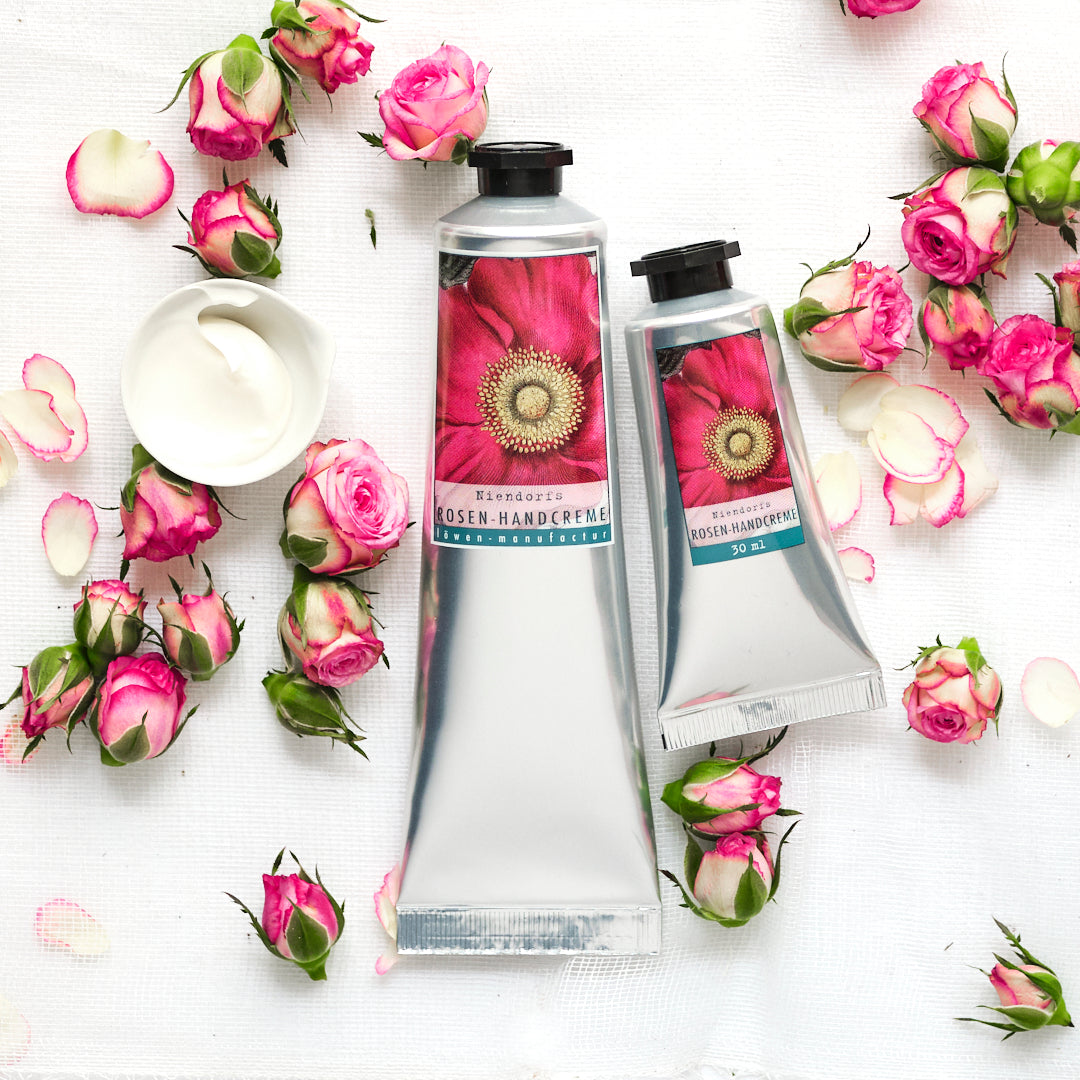 Niendorfs Rosen-Handcreme – 100 ml  & 3oml vegane Handpflege mit Rosenabsolue, Vanille, Palmarosa, Rosengeranie, Bergamotte und Ylang-Ylang zur intensiven Feuchtigkeitsversorgung und Pflege trockener Hände, in praktischer Kunststofftube