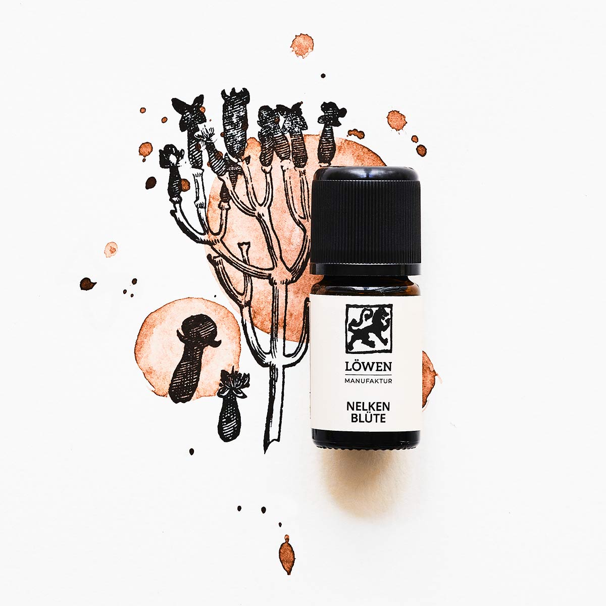 Ätherisches Nelkenblütenöl von Löwen-Manufaktur in Braunglasflasche mit schwarzem Deckel, inszeniert vor einer Illustration mit braunen Aquarellakzenten und gezeichneter Gewürznelkenpflanze