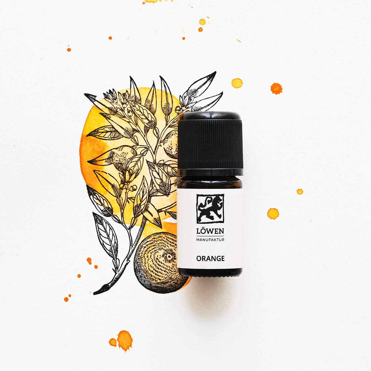 Ätherisches Orangenöl von Löwen-Manufaktur in Braunglasflasche mit schwarzem Deckel, inszeniert vor einer Illustration mit orangefarbenen Aquarellklecksen und einer gezeichneten Orangenpflanze.