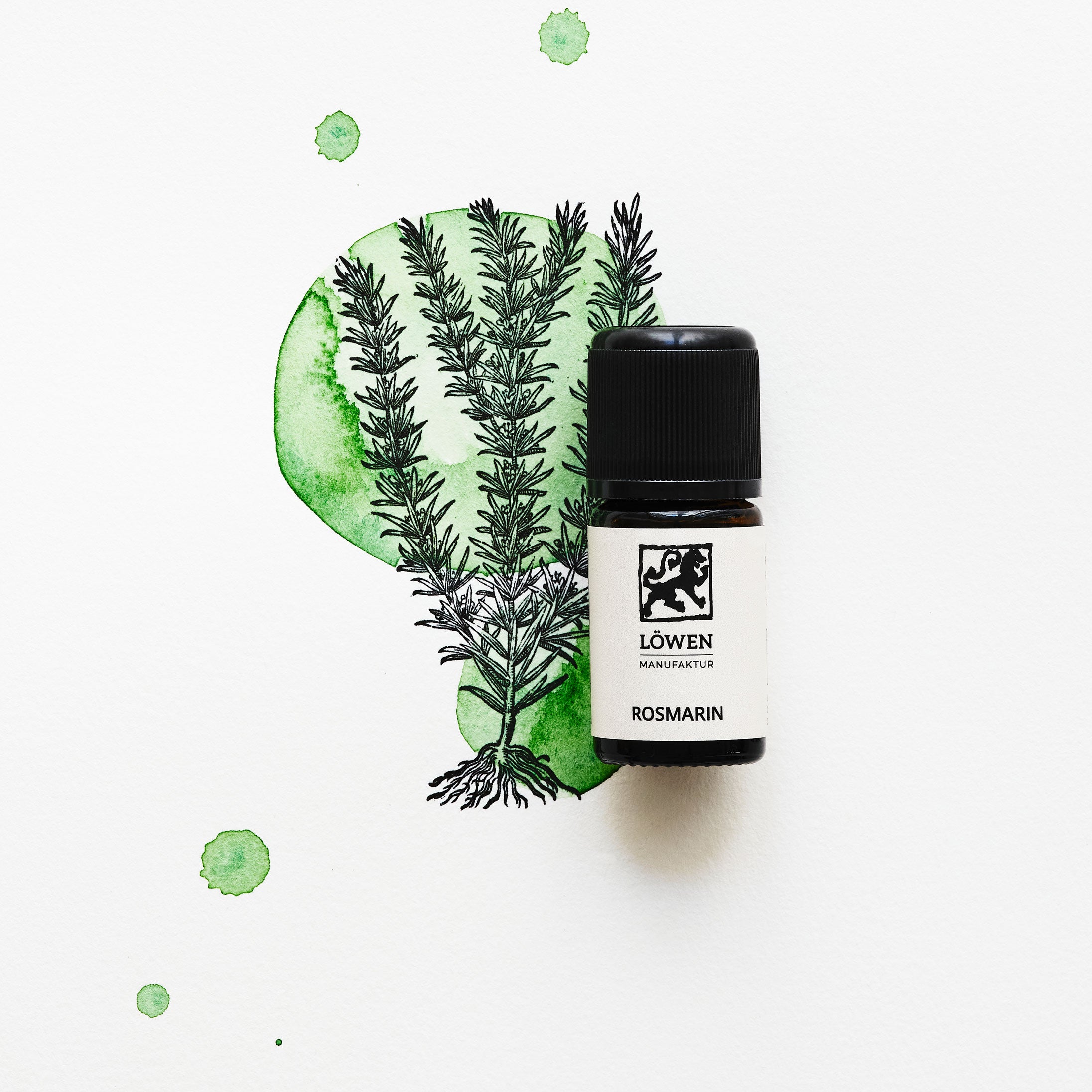 Ätherisches Rosmarinöl von Löwen-Manufaktur in Braunglasflasche mit schwarzem Deckel, vor einer Illustration mit grüner Aquarellfläche und gezeichneter Rosmarinpflanze.