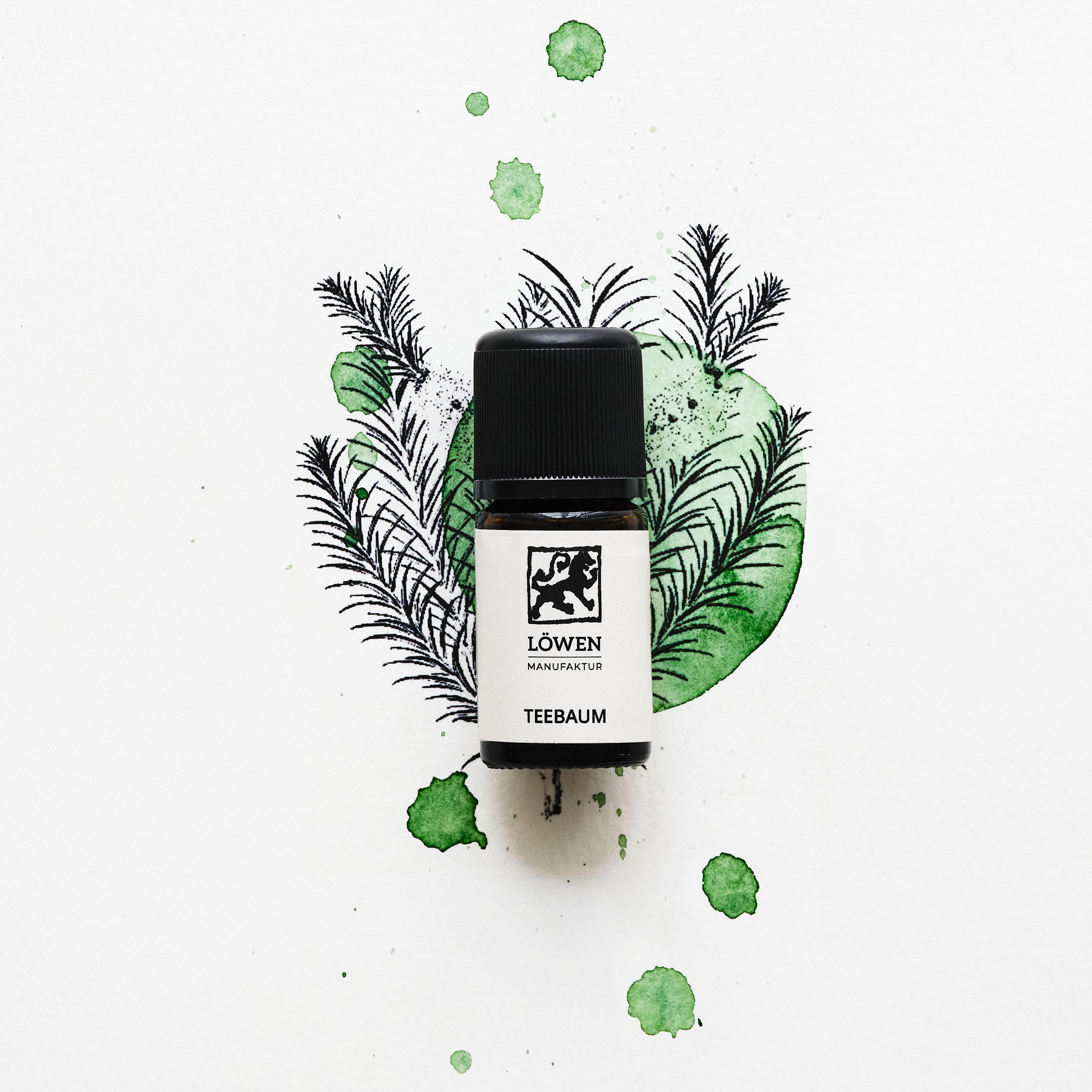 Ätherisches Teebaumöl von Löwen-Manufaktur in Braunglasflasche mit schwarzem Deckel, platziert auf einer Illustration mit grünen Aquarellklecksen und gezeichneten Teebaum-Zweigen.